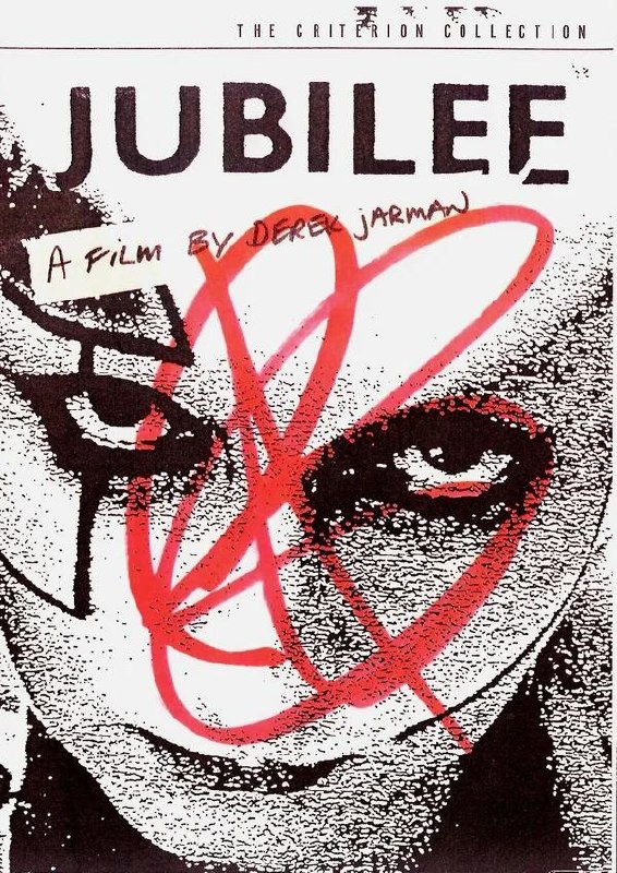 Обложка фильма «Jubilee» (Юбилей) Дерека Джармана — графичное черно‑белое лицо с красными граффити и надписью, отражающее панк‑эстетику.