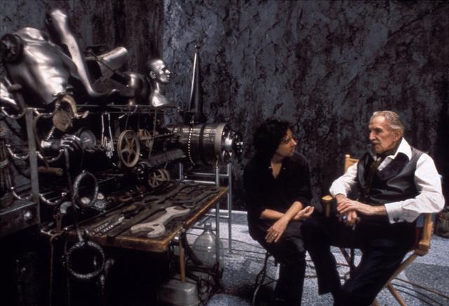 Интерьер мастерской и механизмы: технический реквизит и диалог двух членов команды у сложного оборудования, атмосферный кадр.