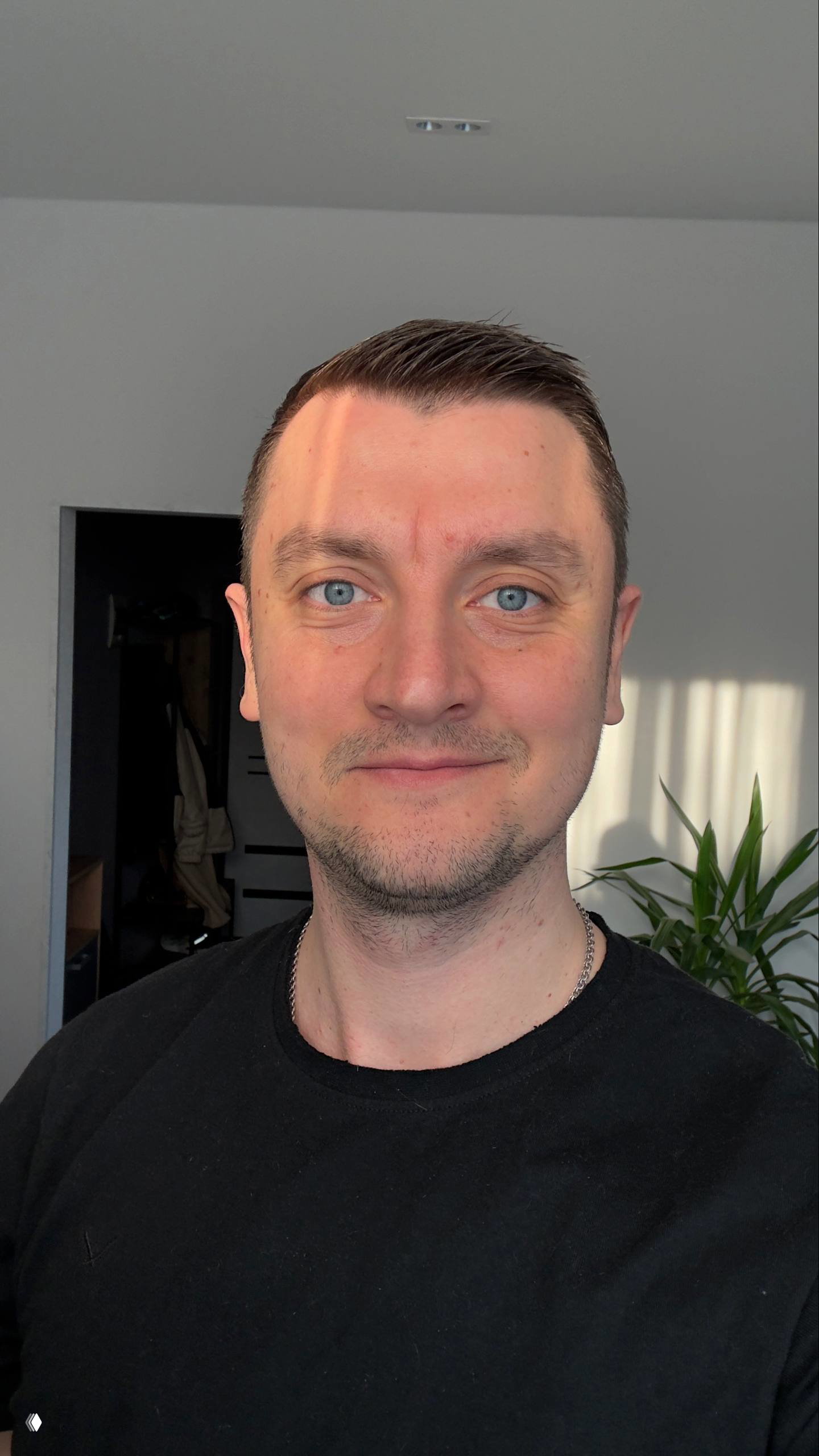 Крупный план лица автора — селфи в светлой комнате, видно естественный текущий вес, нюансы мимики и состояние после проработки психосоматики.