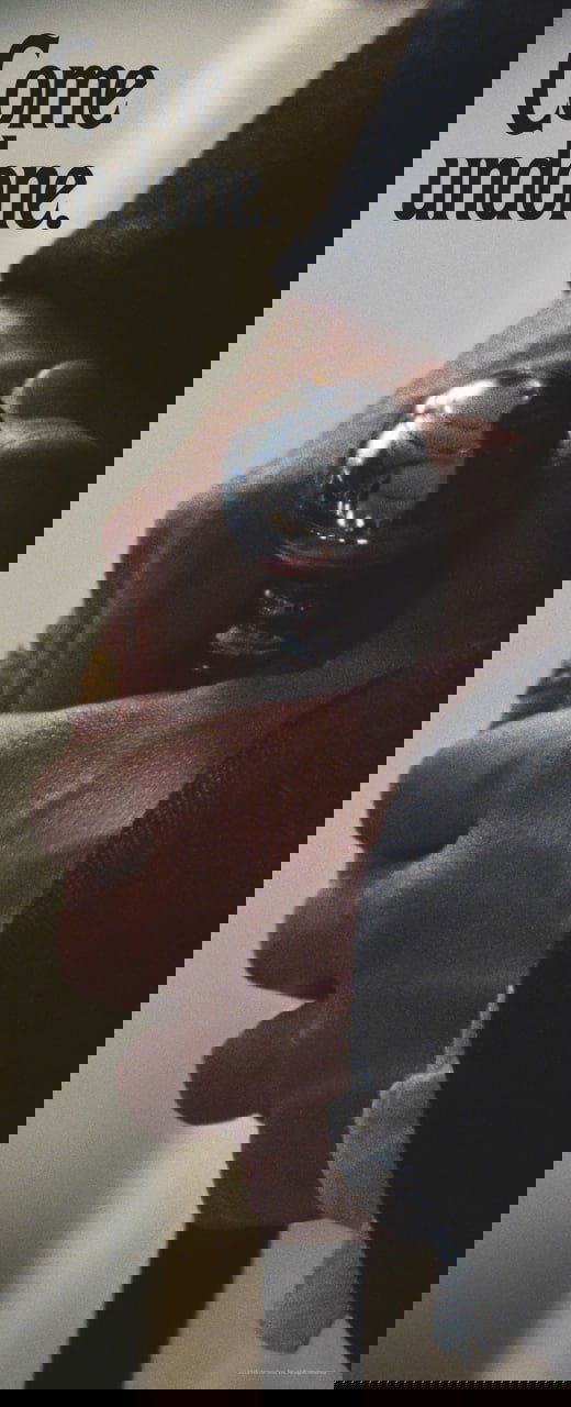 Крупный план мужских рук, сжимающих трость с блестящей ручкой; акцент на деталях костюма и кольцах, стилизованный постер.