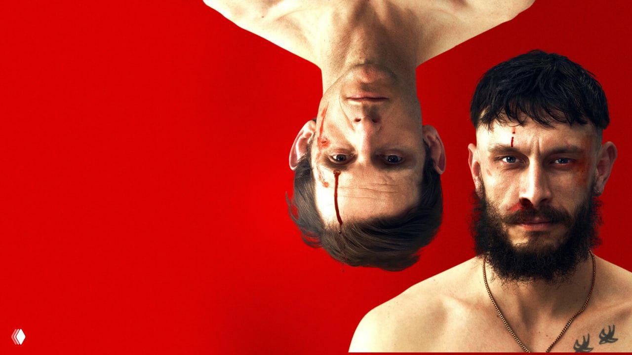 Постер с красным фоном: перевёрнутое изображение Ричарда Гэдда и Джейми Белла с кровью на лице, подчёркнута агрессия и напряжение.
