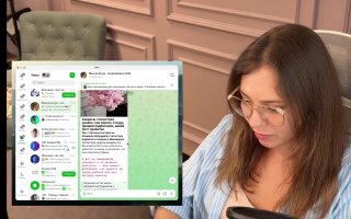 Женщина с телефоном за рабочим столом, на фоне экран с открытым Telegram и списком публикаций — демонстрация редактирования постов.