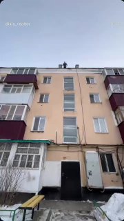 Фасад многоэтажного жилого дома с входной группой — кадр из онлайн‑показа квартиры, простой городской контекст для демонстрации объекта недвижимости.