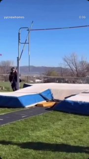 Кадр с открытой площадкой и тренажёром/бассейном на первом плане, снятый в формате вертикального видео для соцсетей, демонстрирующий инфраструктуру объекта.