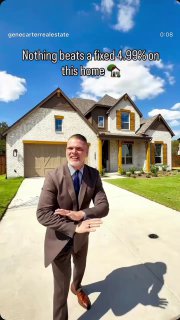 Мужчина в костюме на зелёной лужайке перед домом с заголовком о фиксированной ставке — реклама ипотеки и недвижимости в формате короткого видео.