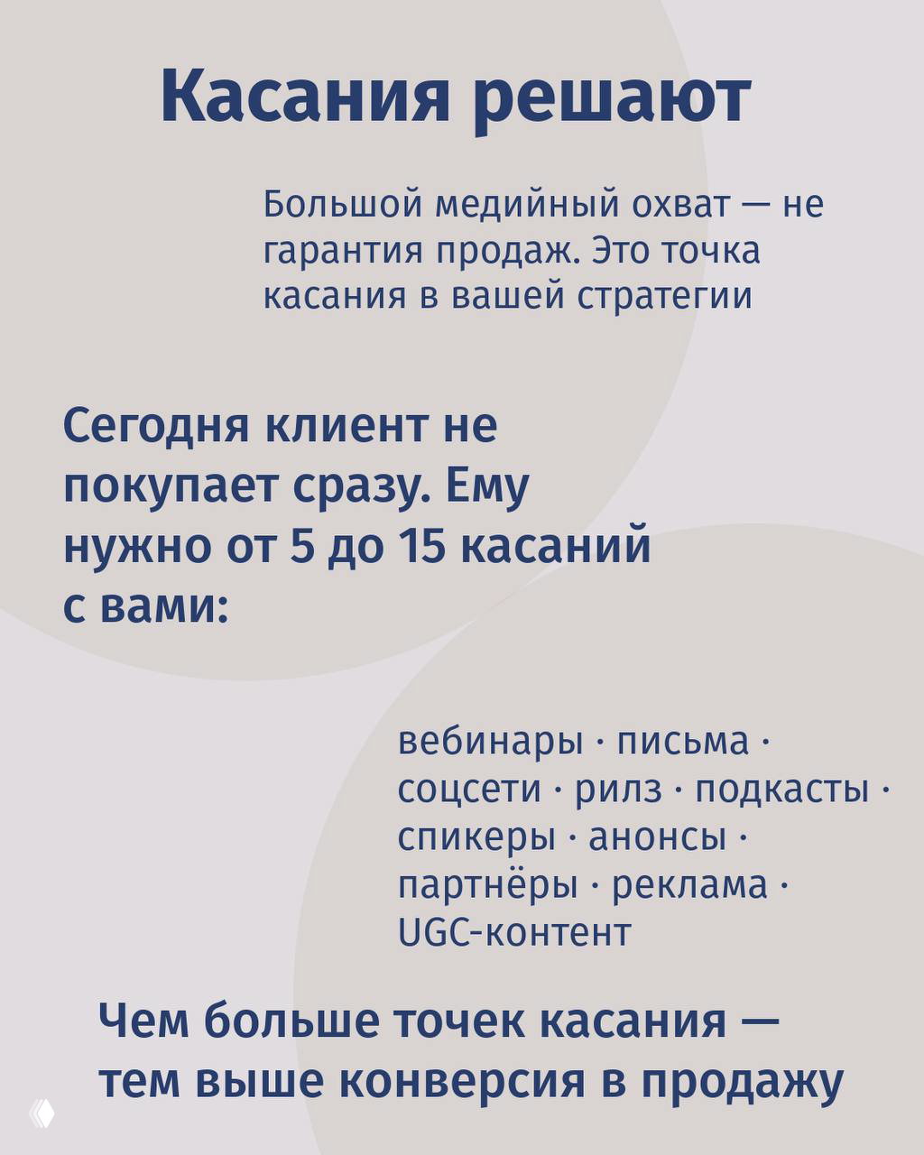 Групповое фото спикеров и организаторов форума на фоне нейтрального фона; команда мероприятия на снимке в деловой одежде.