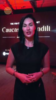 Презентация проекта Pontus в Тбилиси: спикер на сцене на фоне баннера проекта, делится деталями круглогодичного резорта в Гудаури.