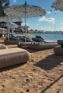 Песчаный пляж с плетёными лежаками и зонтиками у моря, тихая набережная и прибрежная инфраструктура в Шекветили.
