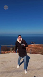 Человек на смотровой площадке у моря в Гонио, Батуми: вид на побережье и застройку, фото с выезда на объекты от Orange Group.