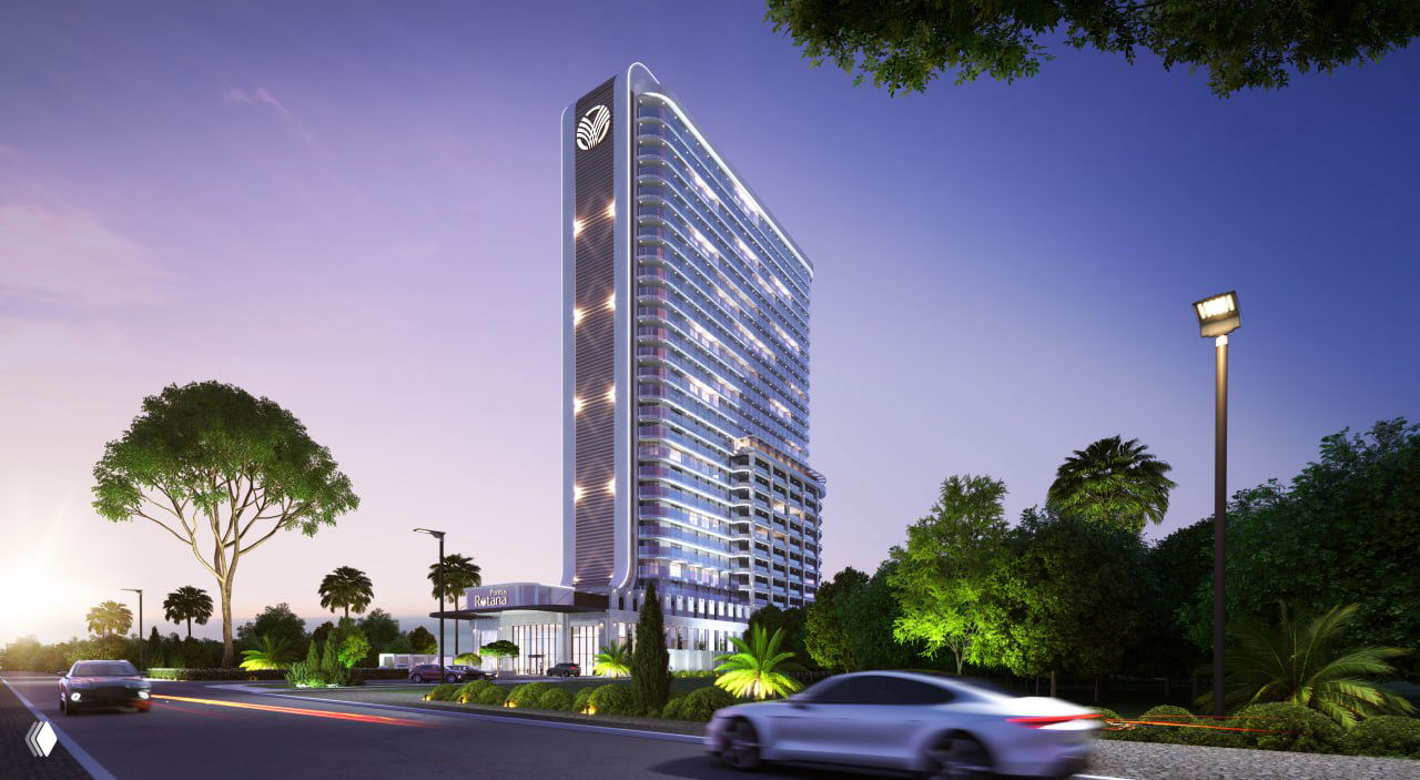 Рендер вечернего фасада Pontus Rotana: многоэтажное здание на первой линии, освещённый стеклянный корпус и примыкание к дороге и зелёным насаждениям.