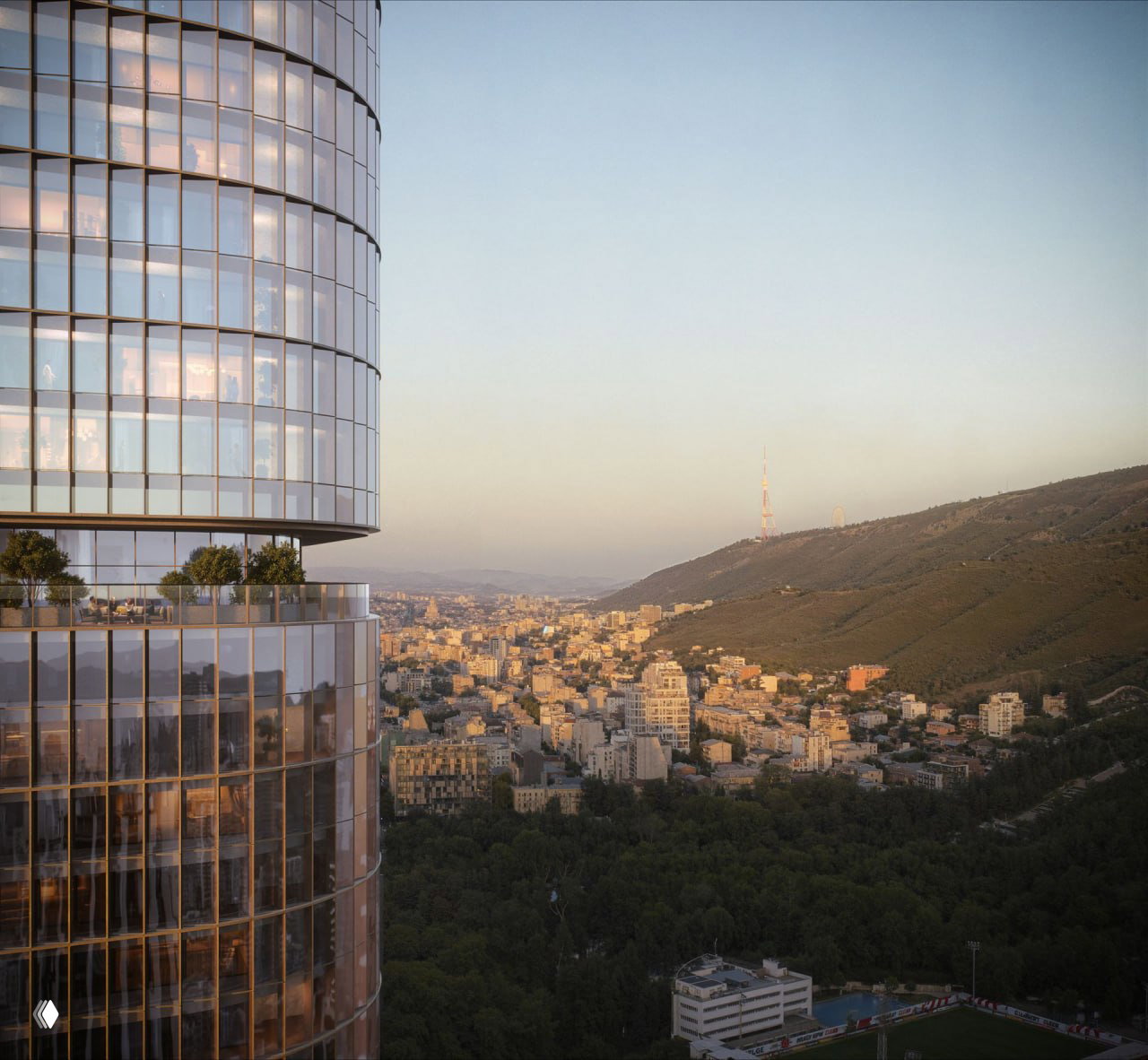 Крупный план стеклянной фасадной секции VR Vake Sky Tower; вдалеке панорама Ваке и холмов Тбилиси на рассвете, вид с высоты.