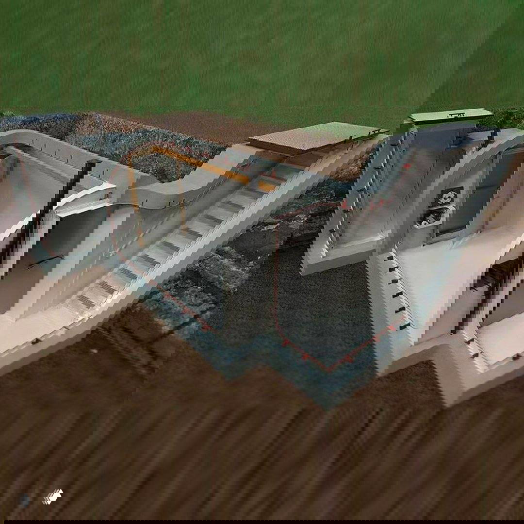 Схематический разрез подземного бункера: входная лестница, герметичная камера, вентиляционные шахты и технические отсеки на фоне грунта.