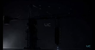 Темный силуэт башенного крана на ночном фоне с логотипом UC — промо‑кадр, символизирующий систему Ascend для 3D‑печати зданий.