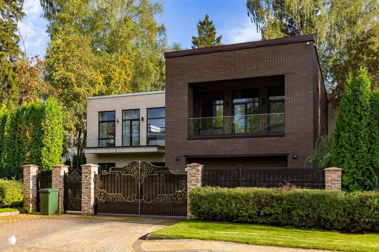 Дима Билан продаёт особняк в КП «Монтевиль» за 250 млн