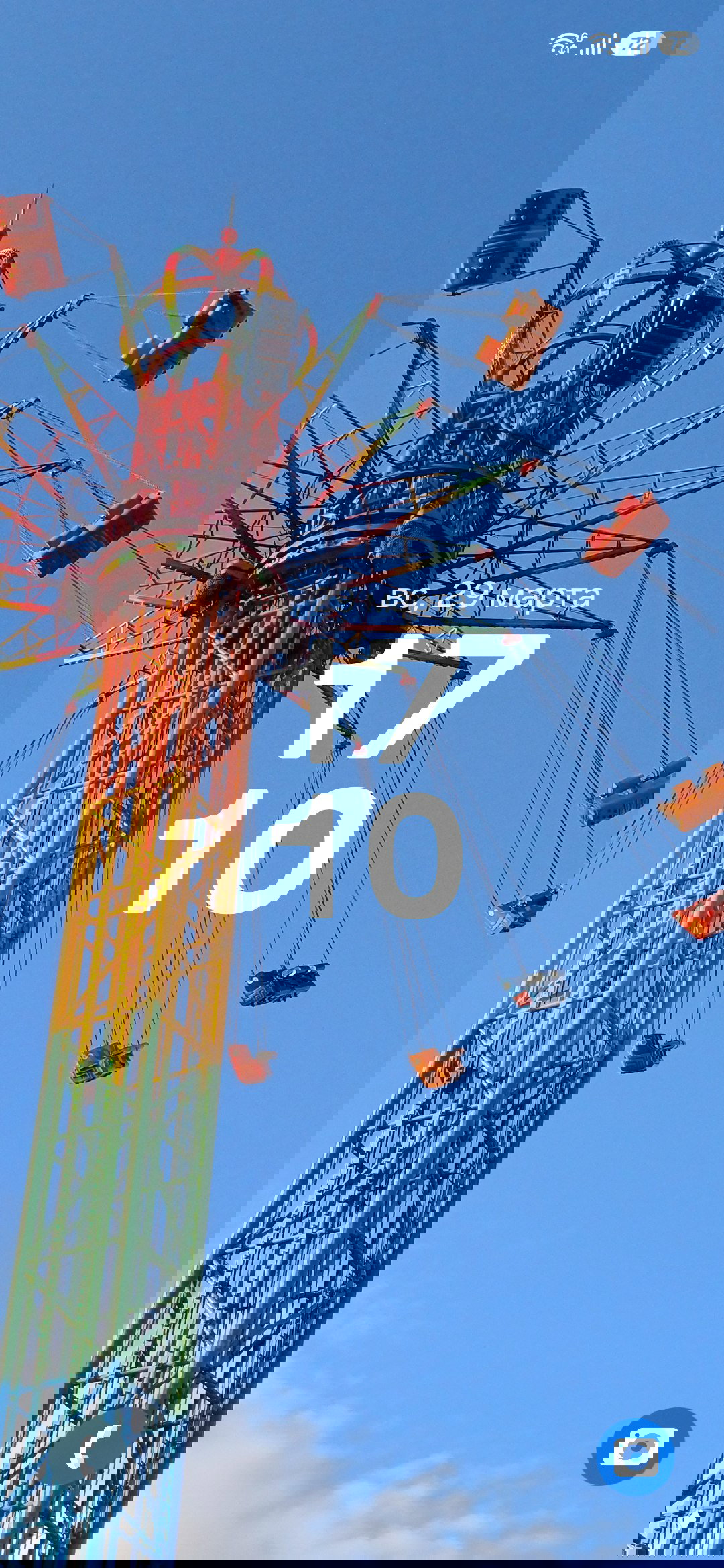 Закат из иллюминатора самолёта: крыло на переднем плане и золотистая полоса солнца над облаками — атмосферная обложка для экрана.