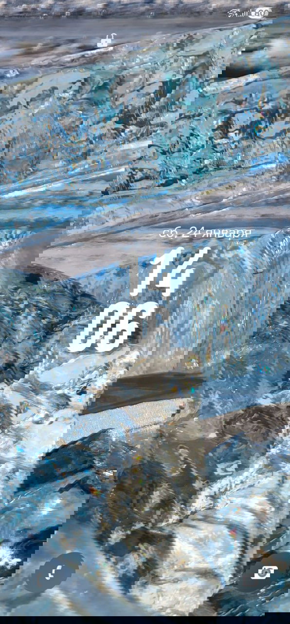 Крупный план прозрачных голубых льдин и кристаллизованного льда на берегу; изображение с яркими бликами, идеальное для фоновой заставки.