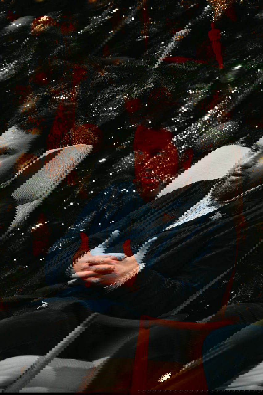 Мужчина с жестами объясняет мысль в ходе обсуждения; репортажный снимок с камерного литературно‑технического вечера Samsung.