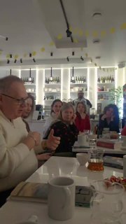 Утренняя встреча: Константин Харский общается с участниками завтрака, на столе чашки и тарелки, в кадре видно других присутствующих.