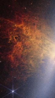 Инфракрасный портрет галактики Сигара (M82) с съёмки «Джеймс Уэбб»: детальные газопылевые структуры, яркие области и множество звёзд.