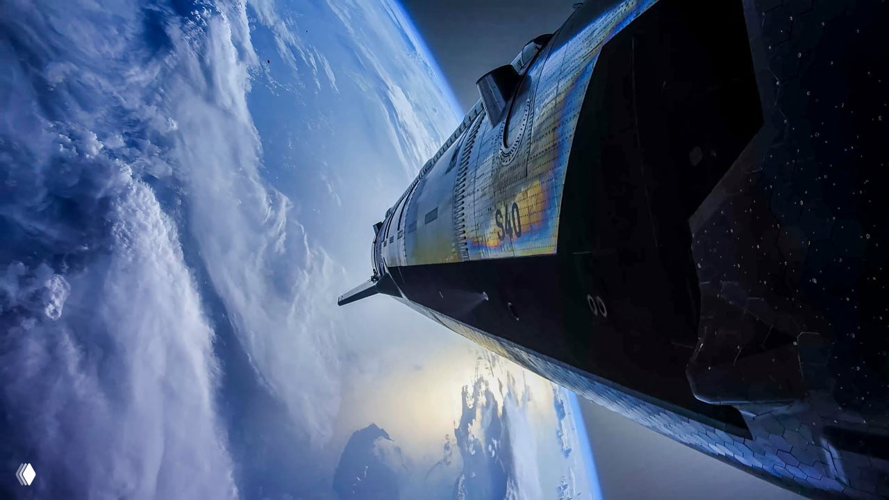 Кадр бортовой камеры Starship: внешний обшивка корпуса и кривизна горизонта, облачный слой и тёмная космическая даль над планетой.