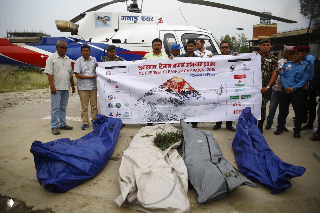 С Эвереста спустили 12 трупов