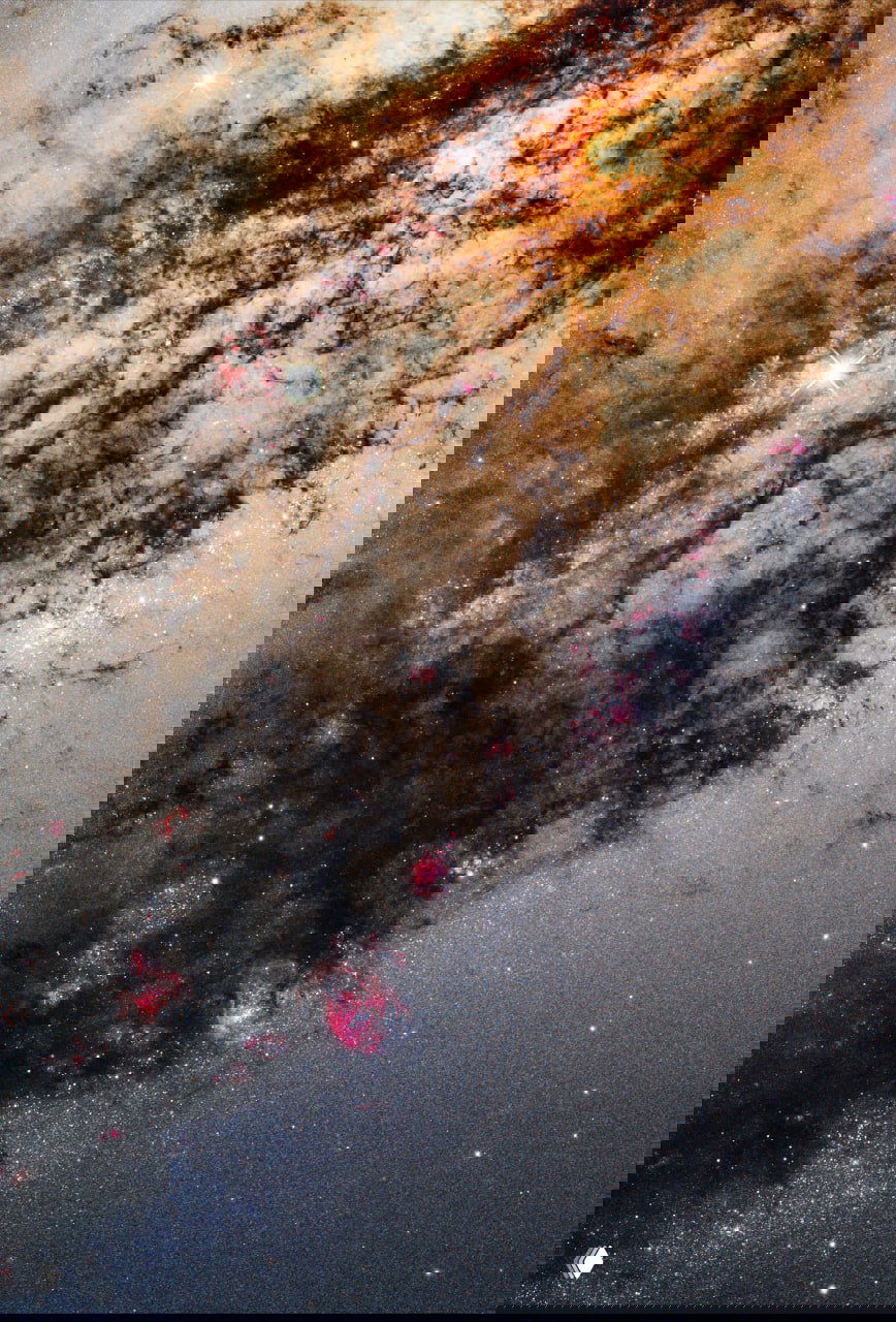 Крупный фрагмент центральной области Центавр A: пылевые нити, розовые эмиссионные облака и плотные скопления звёзд, видимые в деталях.