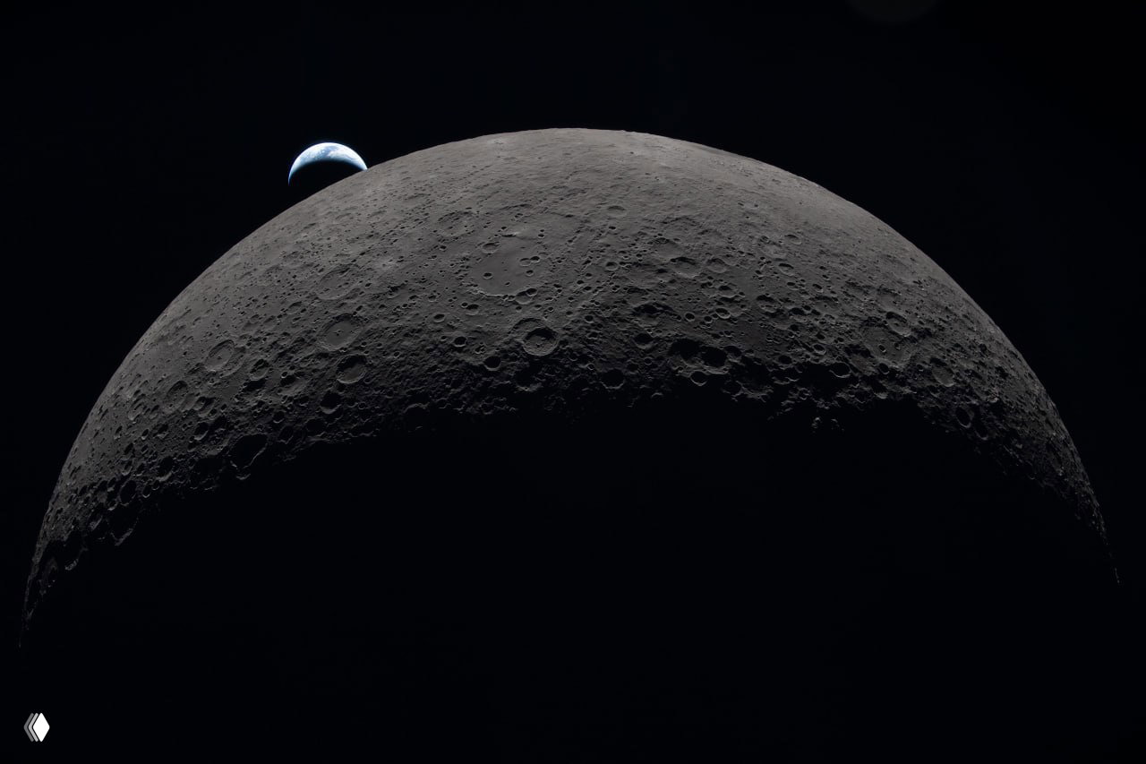 Силуэт лунного диска с детально видимыми кратерами; над краем Луны выглядывает освещённая часть Земли — вид с миссии «Артемида‑2».