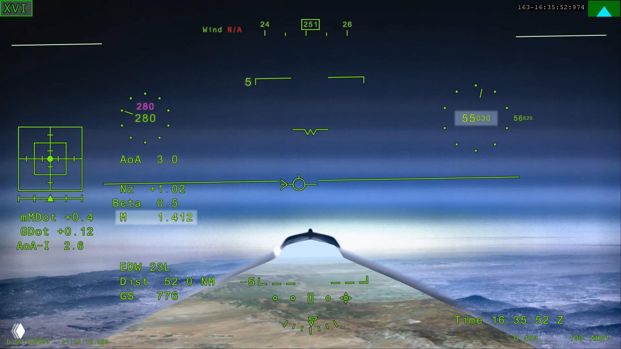 Съёмка с истребителя: вид на X‑59 через HUD с индикаторами скорости и высоты на фоне земной поверхности