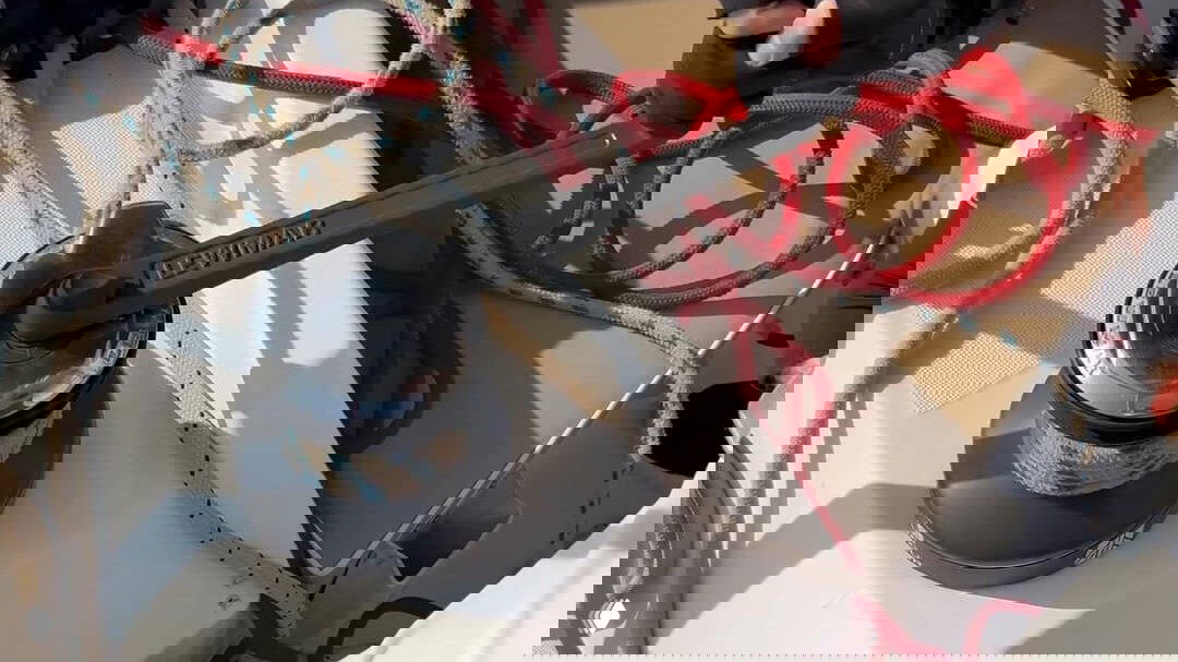 Крупный план лебёдки и швартовочных канатов на палубе яхты — деталь снаряжения, важная для управления парусным судном во время путешествия.