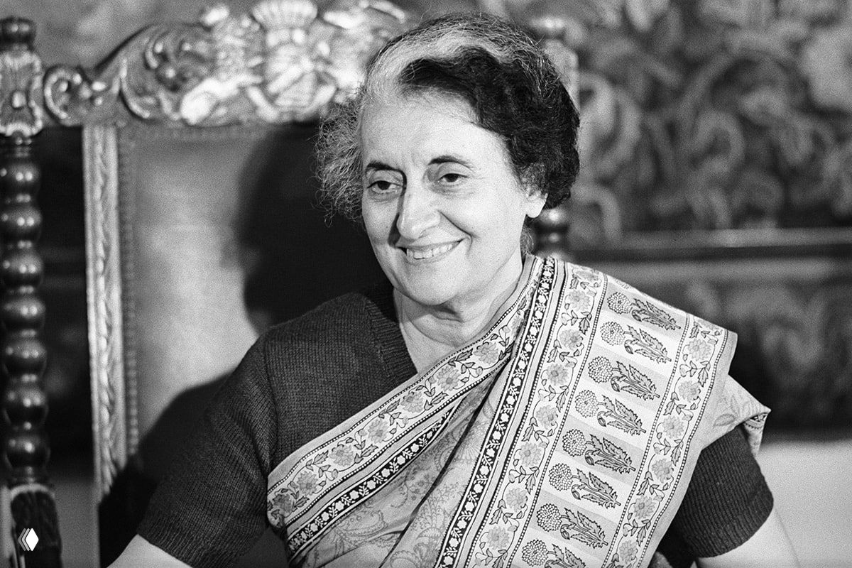 Крупный чёрно-белый портрет улыбающейся женщины в национальной одежде, архивный официальный снимок.