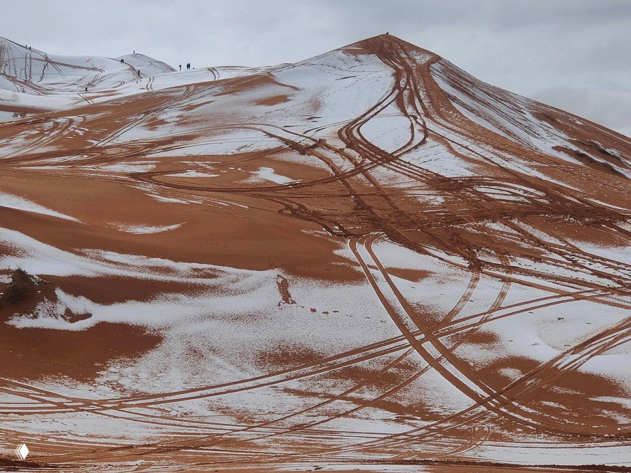 В пустыне Сахара в седьмой раз за 40 лет выпал снег