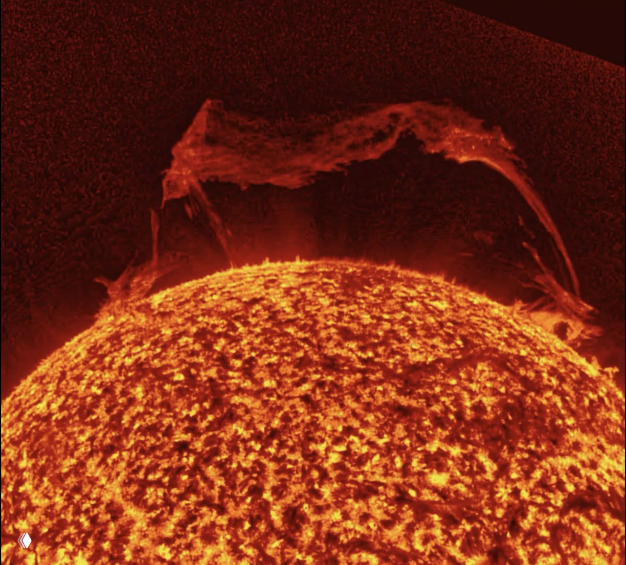 От Солнца оторвался гигантский царь-протуберанец