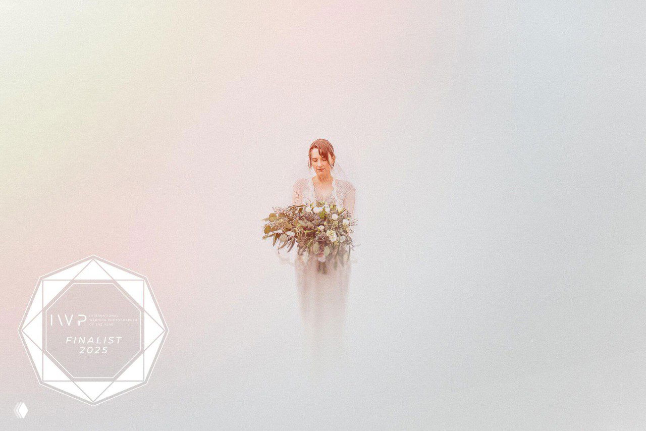 Эфемерный минималистичный портрет невесты в мягком пастельном фоне — художественный финалист конкурса свадебной фотографии IWPOTY.