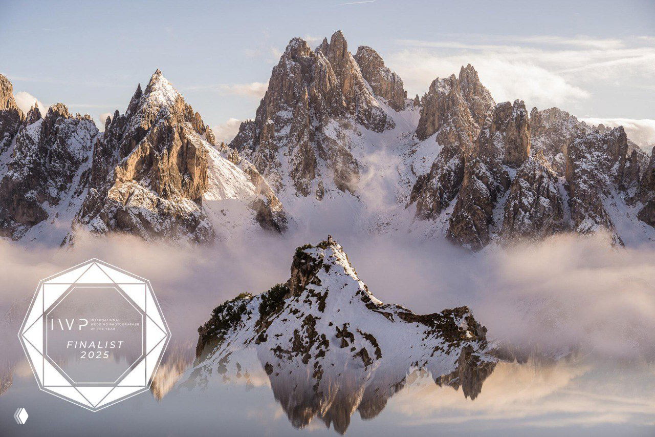 Горный пейзаж с отражением и знаком финалиста в углу — неожиданный природный кадр в подборке финалистов IWPOTY 2025.