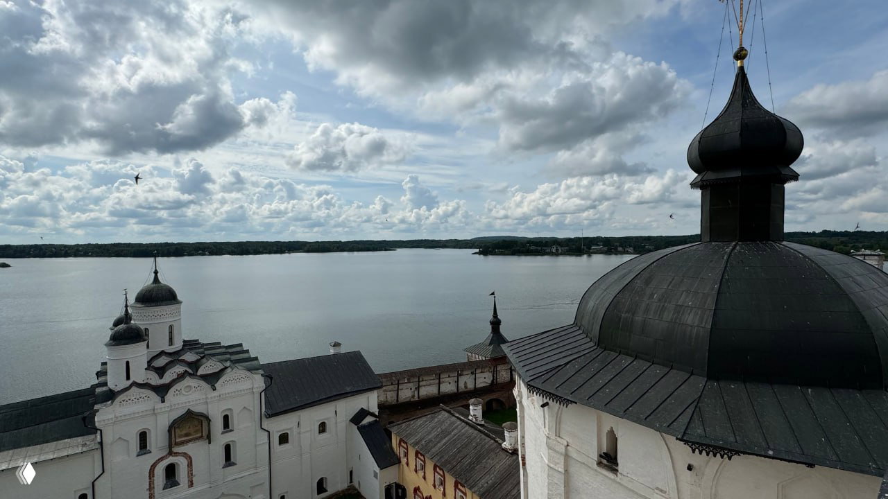 Купол и крыша одного из соборов монастыря на фоне открытого Сиверского озера, вид сверху демонстрирует расположение обители на берегу озера и мощные оборонительные стены.