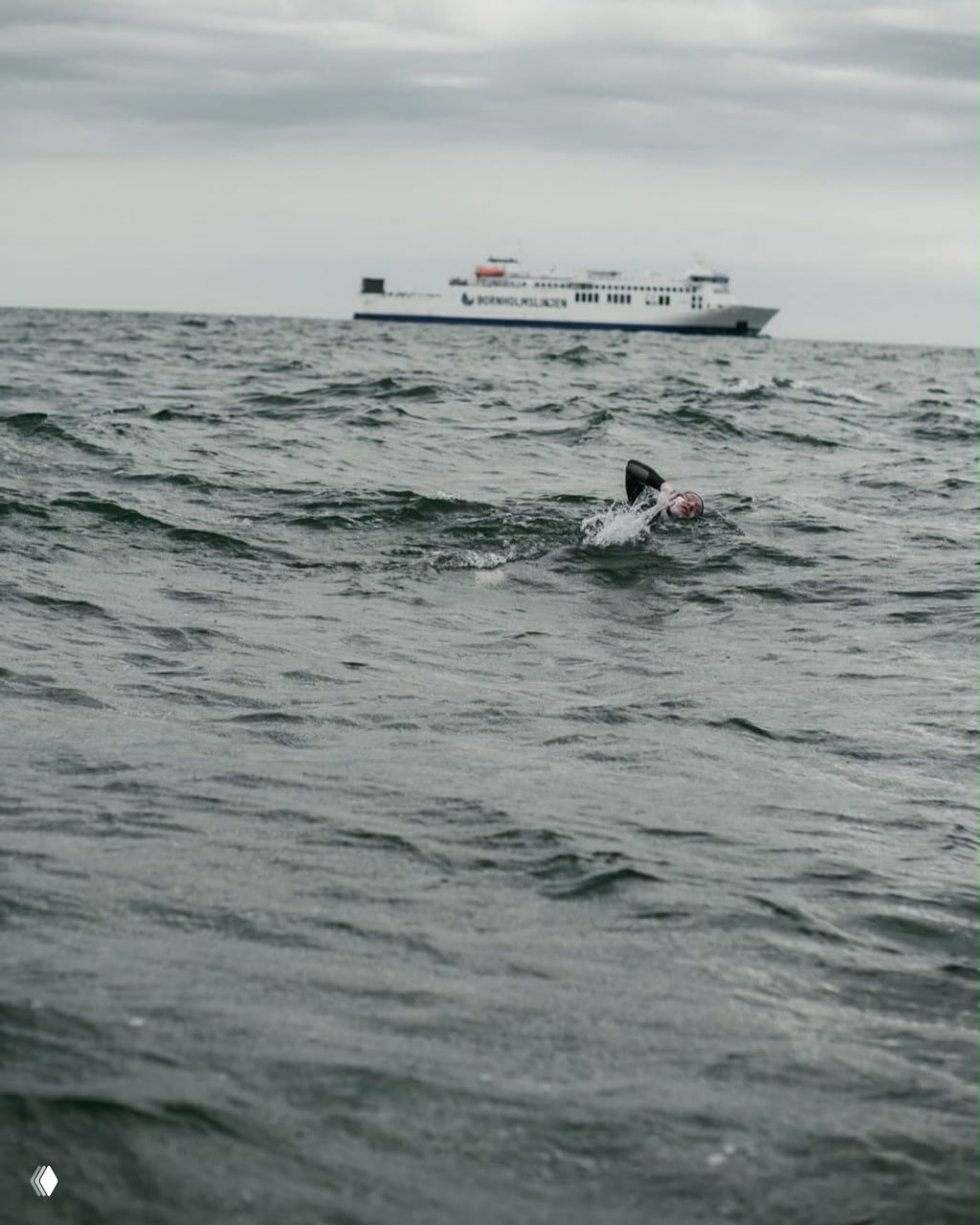 Спортсмен впервые переплыл Балтийское море без сна и отдыха
