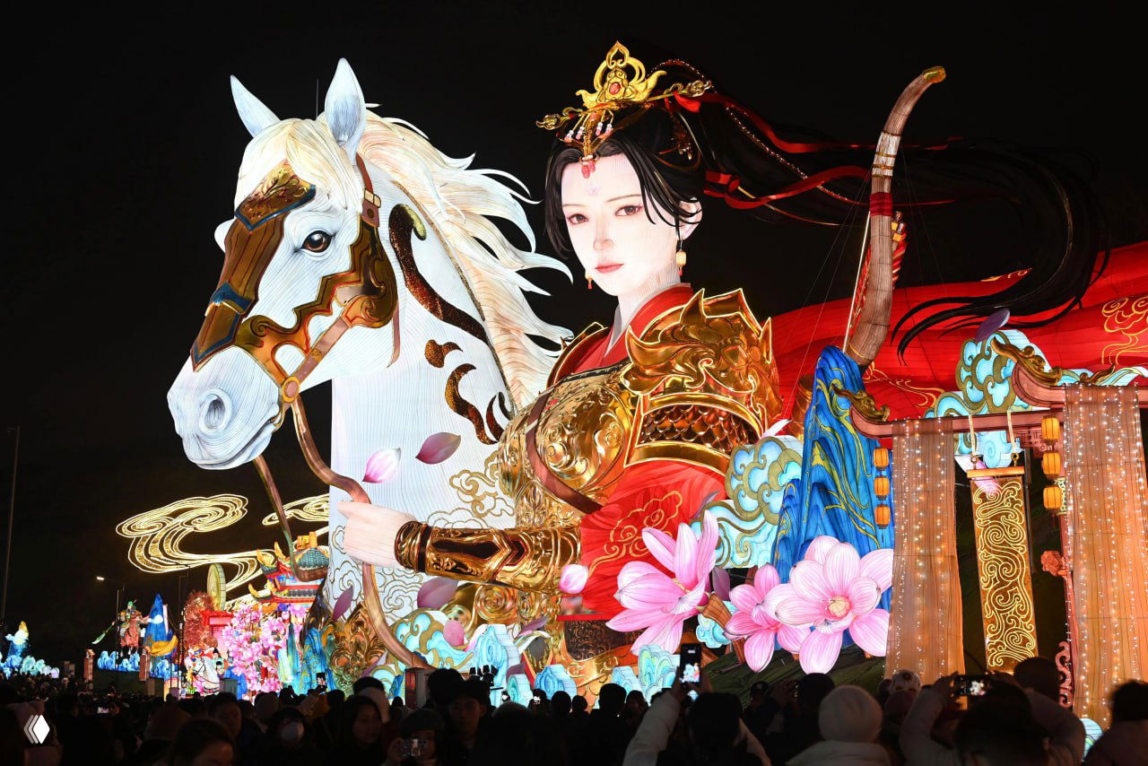 Детализированная световая композиция с героями и кораблём, многослойная иллюминация и тёмный ночной фон — пример технологий и материалов, использованных в экспозициях.