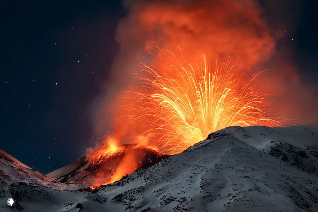 Вулкан Этна на Сицилии выбросил лаву на 400 метров