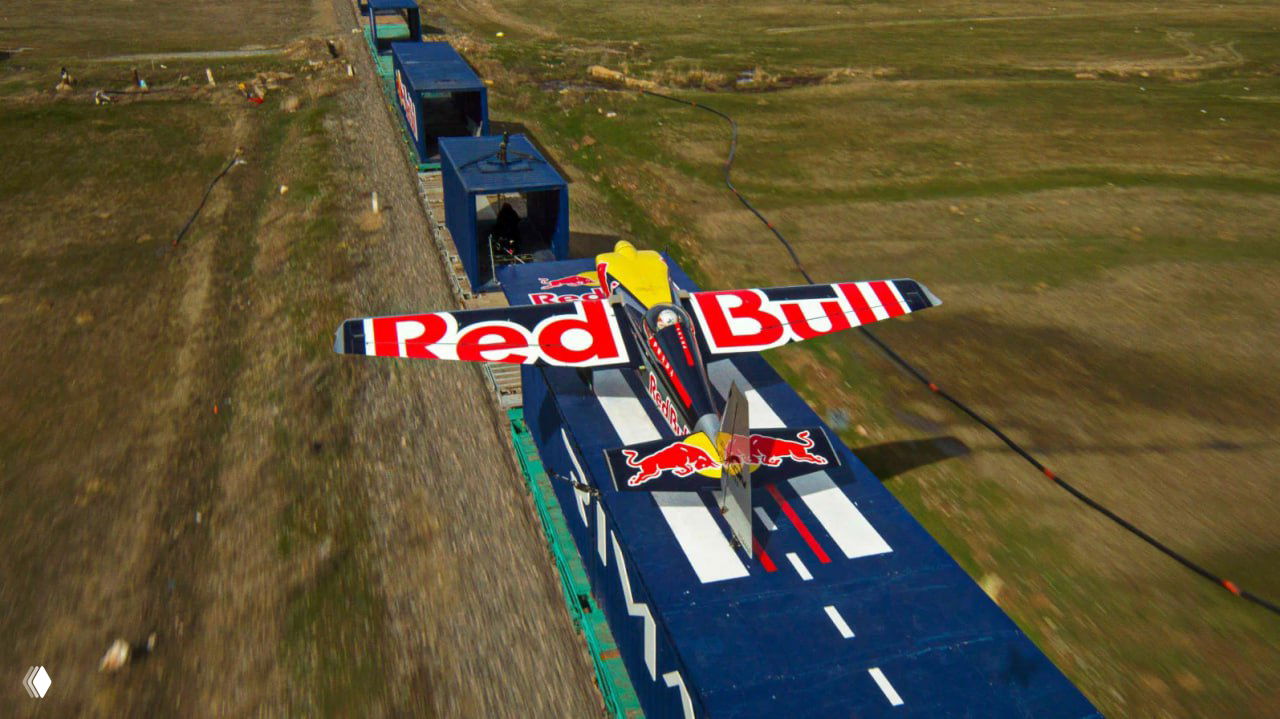 Пилот вслепую посадил самолет на движущийся поезд