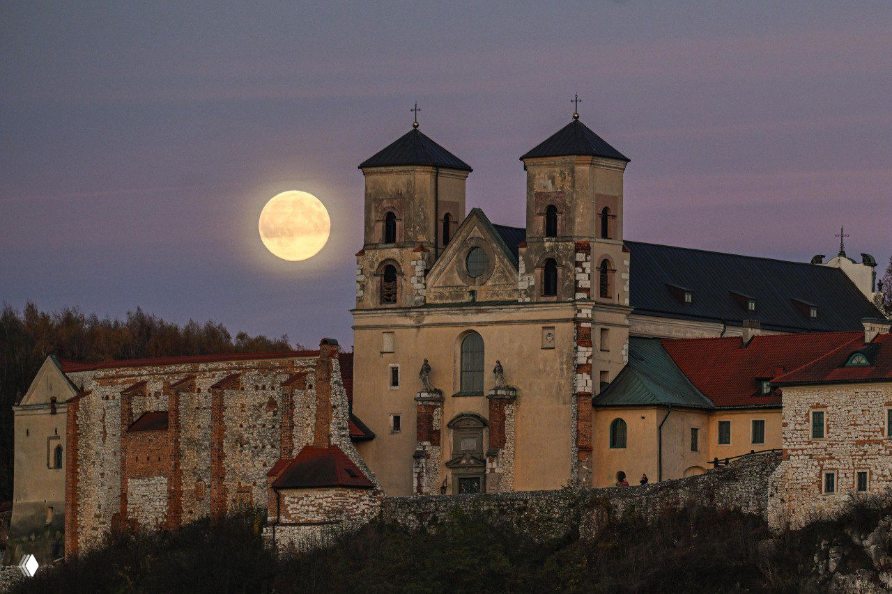 Ещё один крупный кадр полной Луны с выраженной текстурой кратеров и тёмными бассейнами, демонстрация лунных геологических особенностей