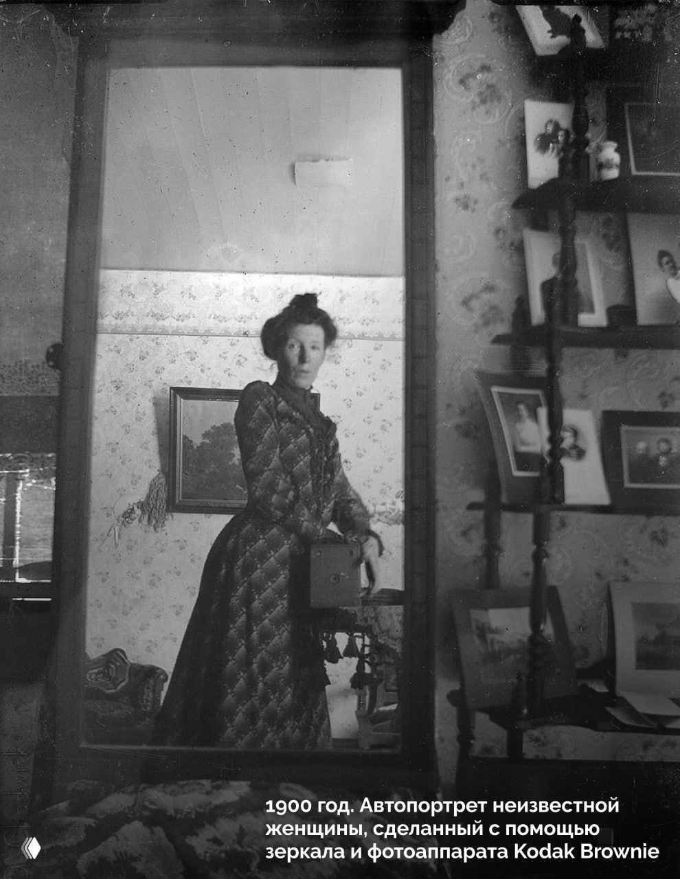 Отражение в зеркале: автопортрет неизвестной женщины, сделанный с помощью зеркала и камеры Kodak Brownie, 1900 год, интерьерно‑домашняя сцена.