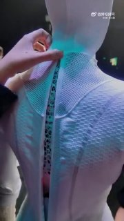 Крупный план задней части робота Iron: открытая конструкция «позвоночника» и стыки на шее, инженеры показывают внутреннюю структуру.