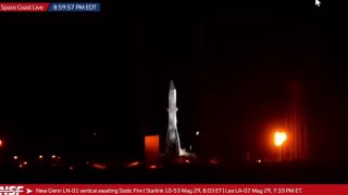 Ракета New Glenn на стартовой площадке LC-36 на мысе Канаверал ночью: ракета установлена вертикально, видна подсветка площадки и элементы трансляции