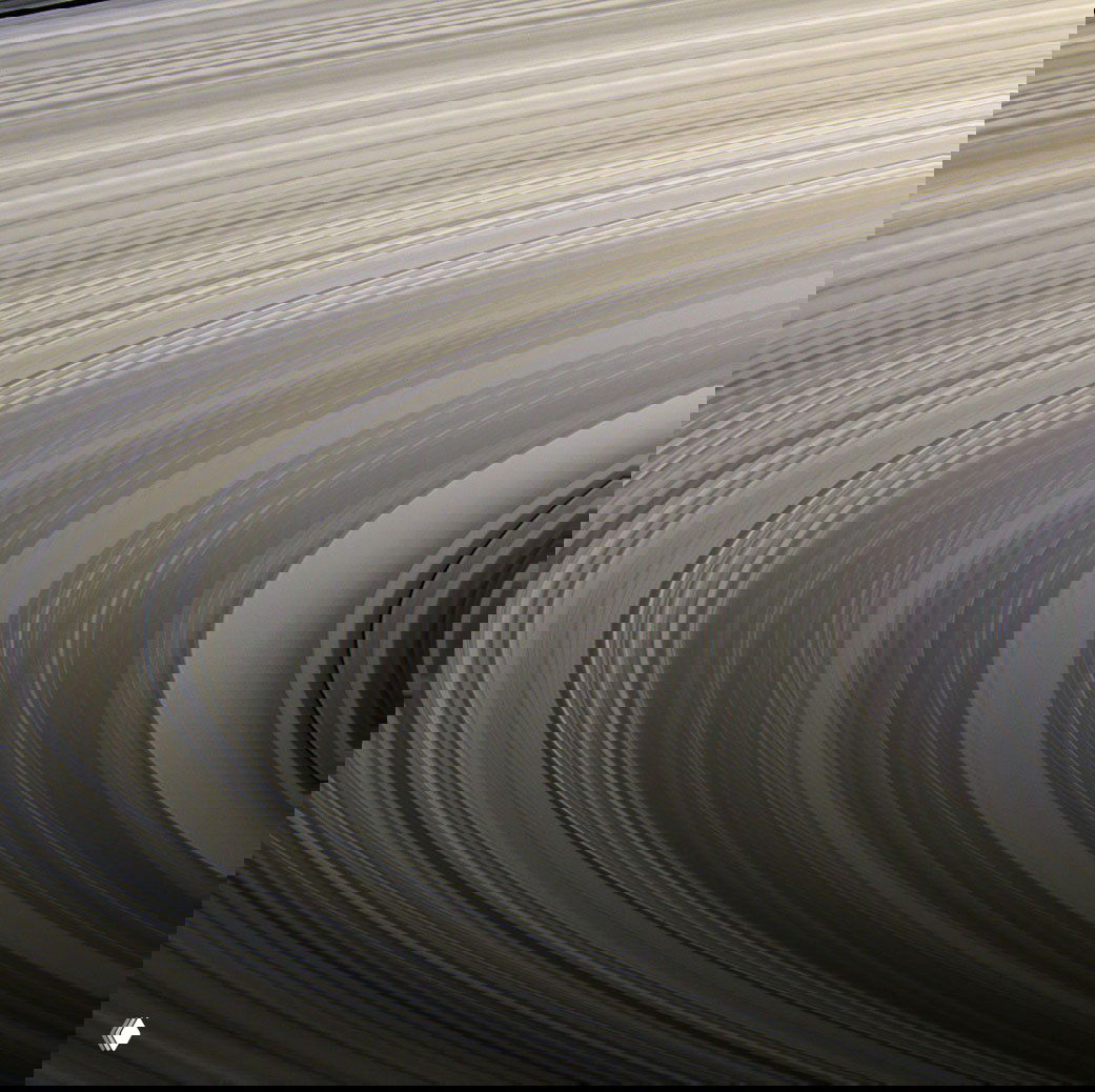 Крупный план колец Сатурна: концентрические светло‑серые и бежевые полосы, детализированная текстура, похожая на кадры аппарата «Кассини».