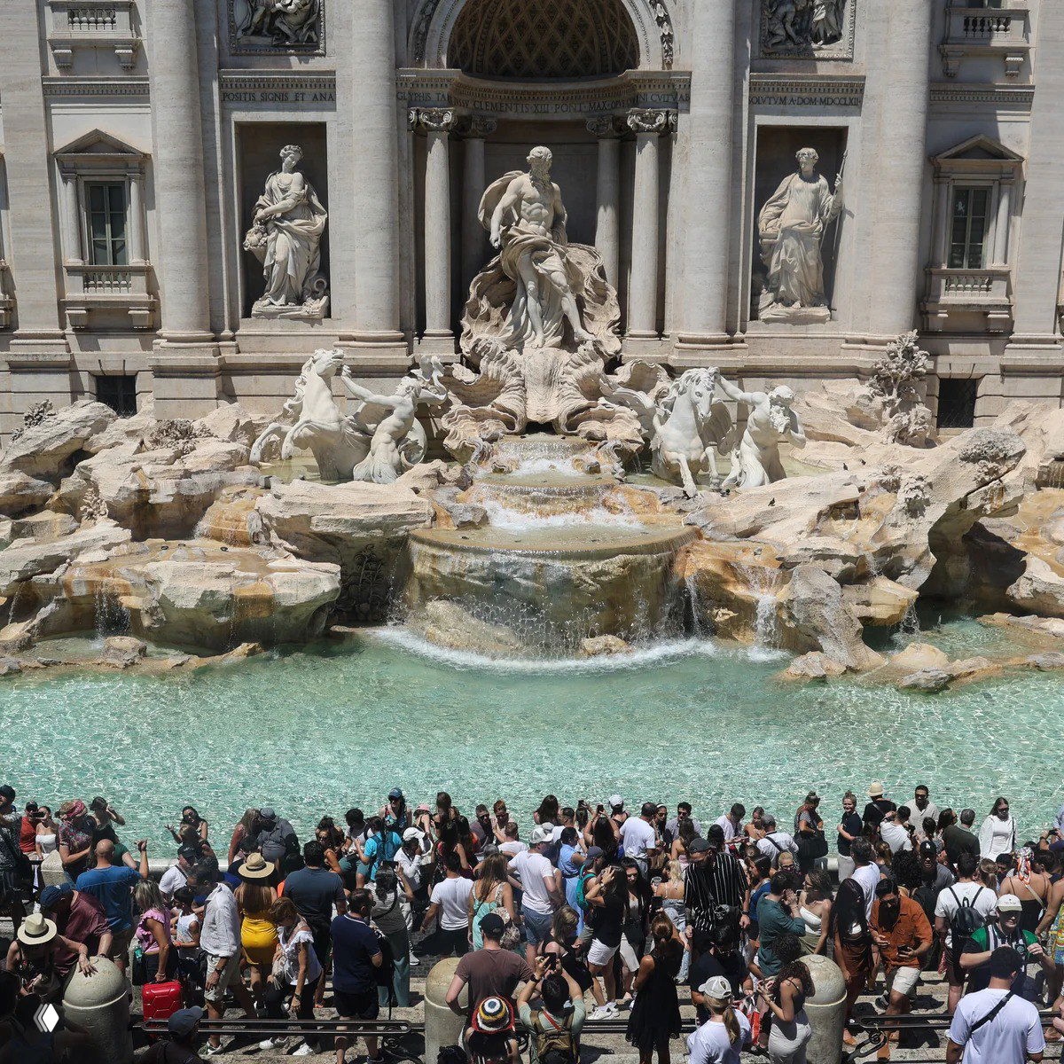 Бросание монет в римский фонтан Треви сделали платным