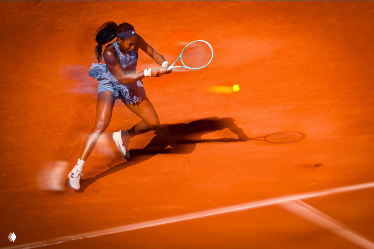 Теннисистка на красном грунтовом корте в момент удара — контрастный и насыщенный по цвету спортивный портрет из подборки финалистов.