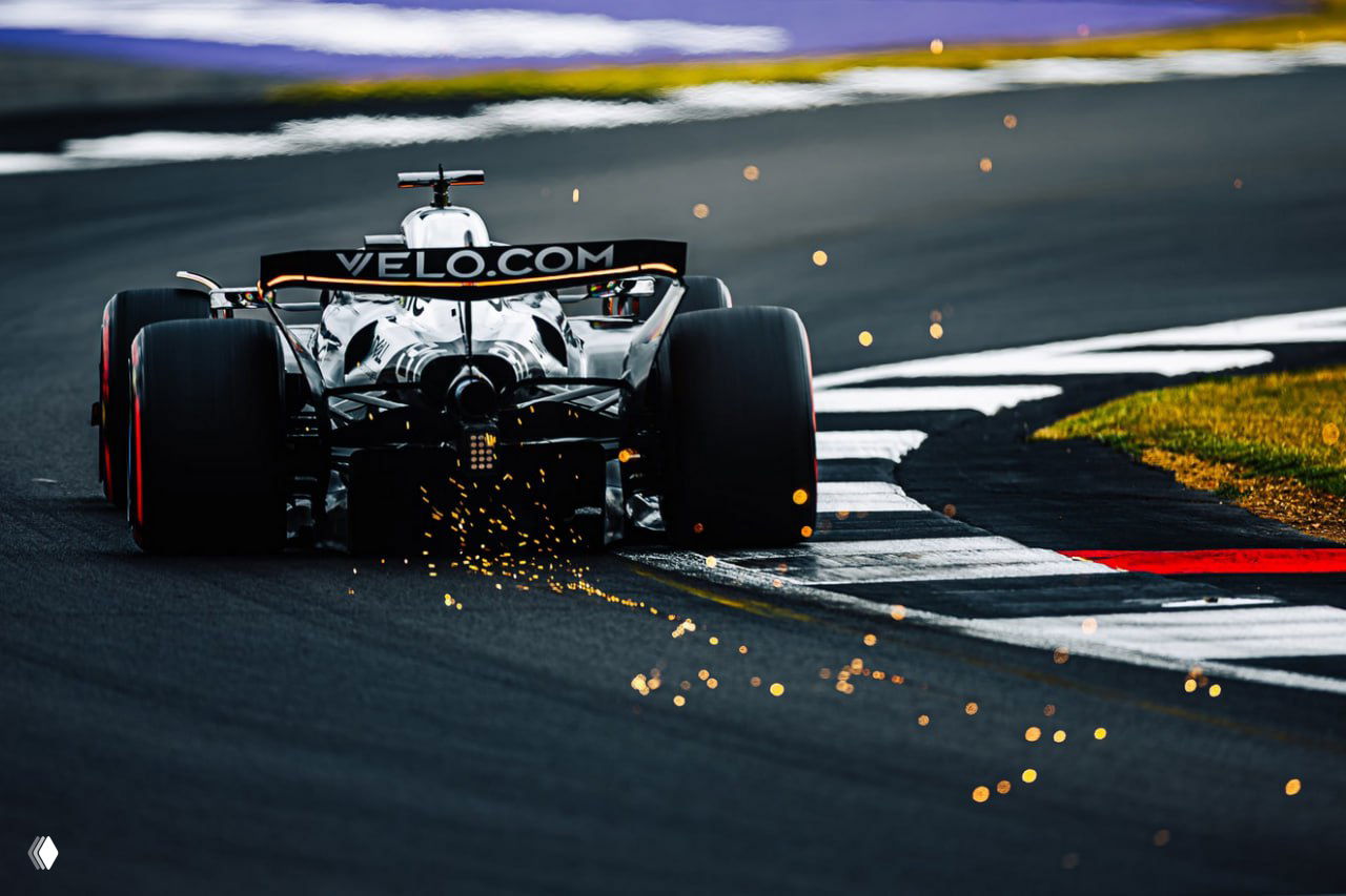 Гоночный болид на треке с искрами от днища и крупным фоном трассы — эффектный снимок скорости и техники, отмеченный в финалистах.