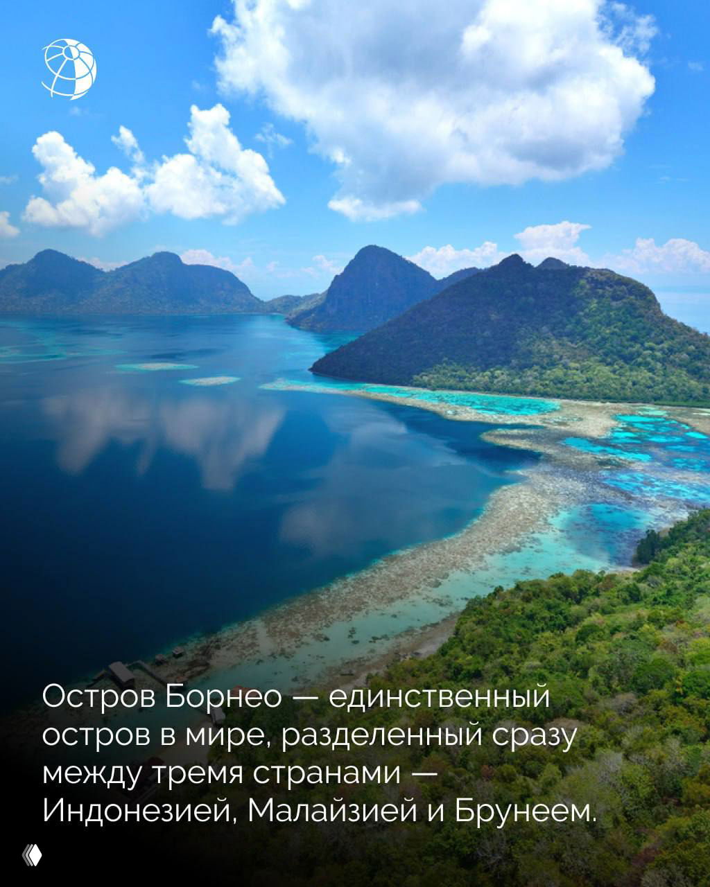 Воздушный вид на коралловые рифы и живописные тропические острова; бирюзовая лагуна и горизонты, характерные для экзотических островов Индонезии.