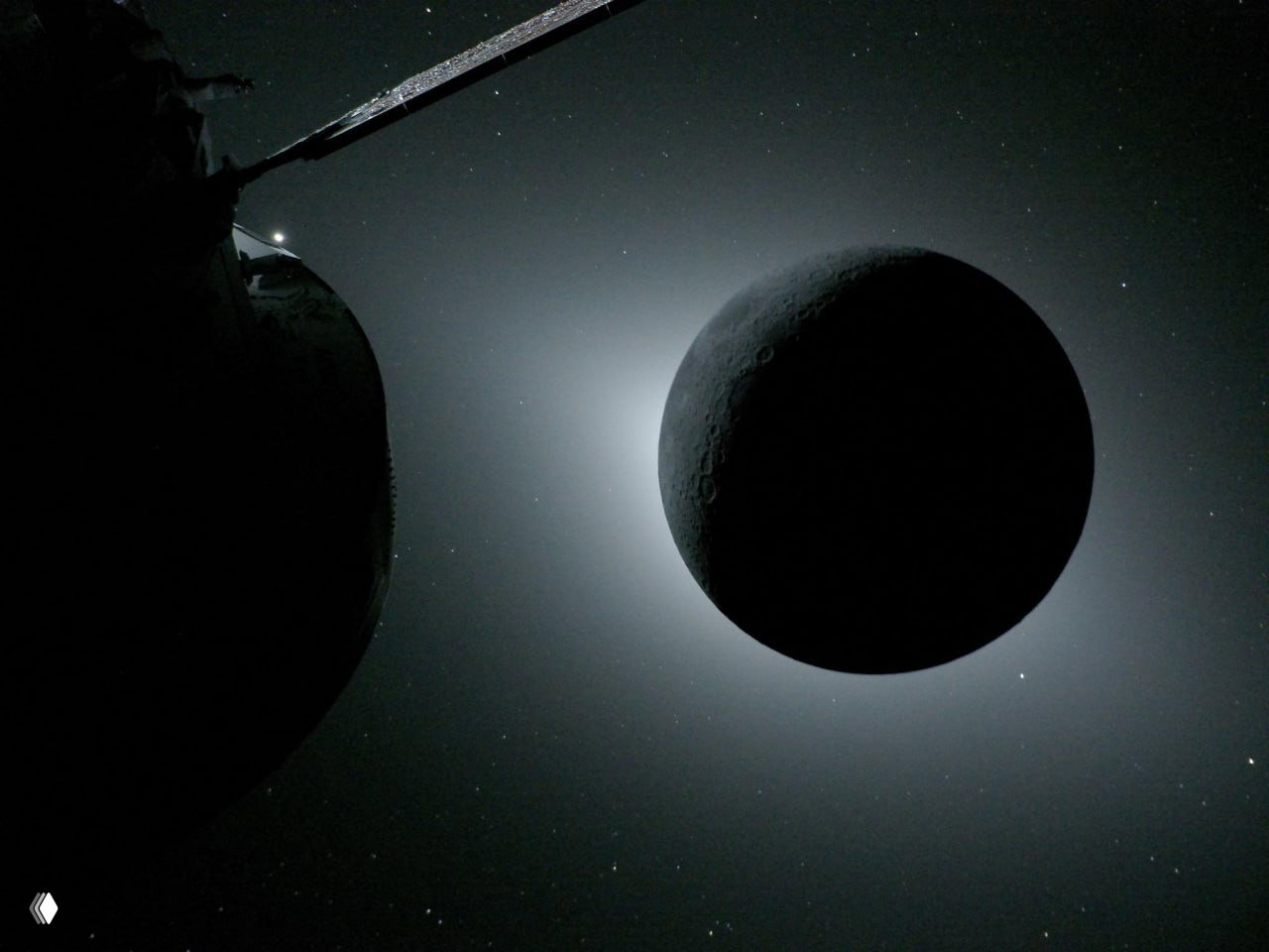 Силуэт лунного диска в контровом свете на фоне космоса рядом с элементами корабля «Орион», создаётся эффект свечения по краю лунного круга.