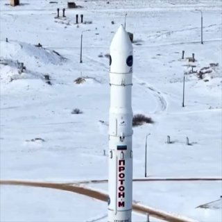 Крупный план ракеты‑носителя «Протон‑М» на старте: видно белый корпус с надписью «Протон» и подготовку к пуску на заснеженной площадке.